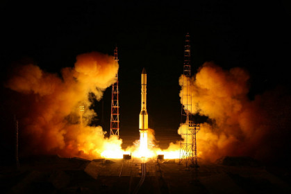 PlayPreviousNext4/17 After 10 days in space, a Proton rocket launches the additional modules needed for your journey to the Moon